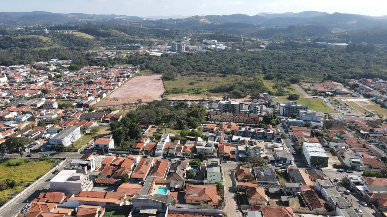 Vista panorâmica de Atibaia com o centro da cidade e as montanhas ao fundo